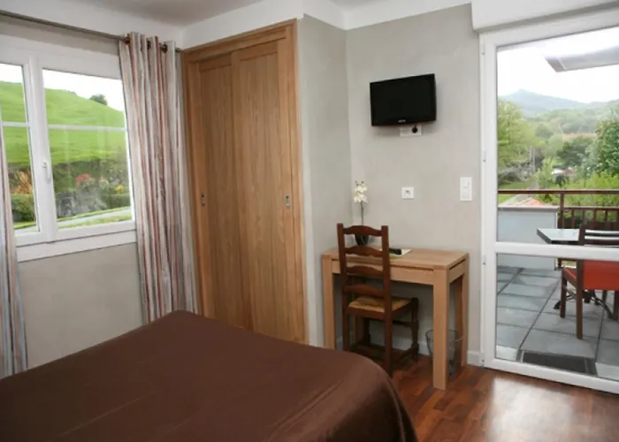 Logis Ur-hegian فندق