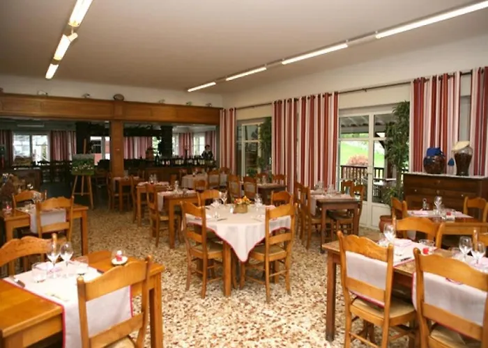 Logis Ur-hegian فندق