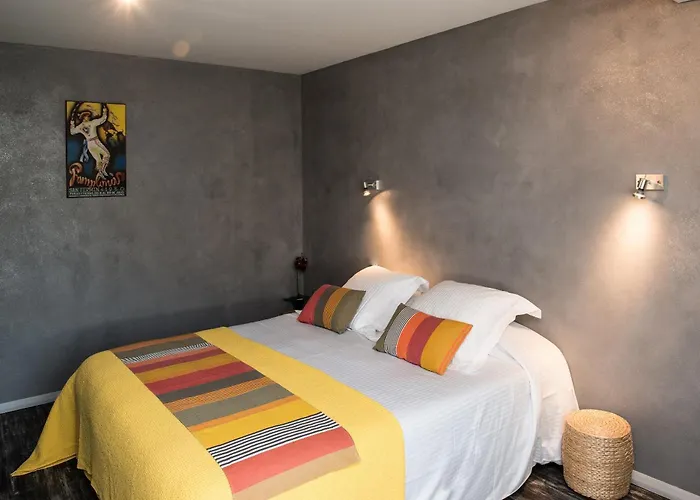 فندق Logis Ur-hegian 2*